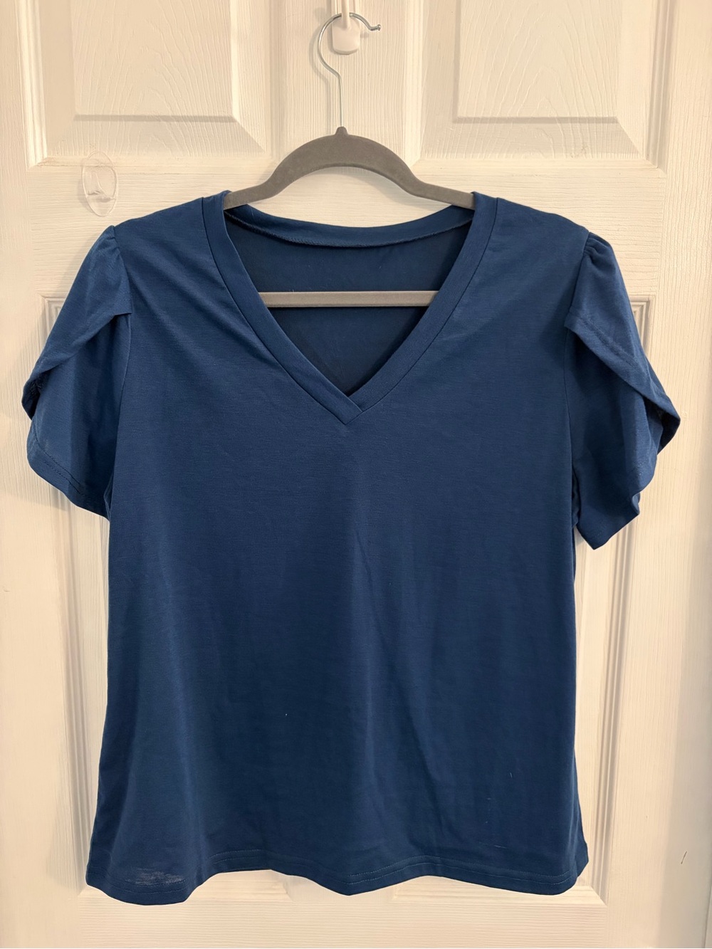 Classic Navy V-Neck Short Sleeve Top Women's size large. $10